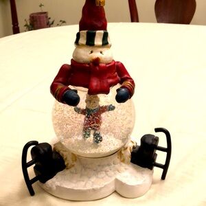 THE CHRISTMAS SAMPLER SNOW GLOBE “JINGLE BELLS & SANTA” #13245 RUSS BERRIE#OS033